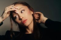 📢 Antes de pausa, Ariana Grande… | Refletiu sobre fama em disco delicado, mas pouco marcante