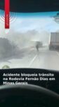 📢 Carreta bitrem tomba e interdita… | Faixas nos dois sentidos da Fernão Dias