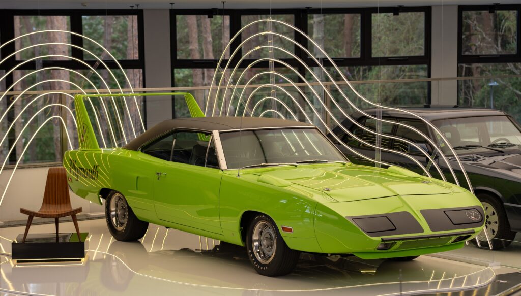 Museu CARDE ganha carro de corrida com asa gigante, esportivo raro e peças de arte em Campos do Jordão