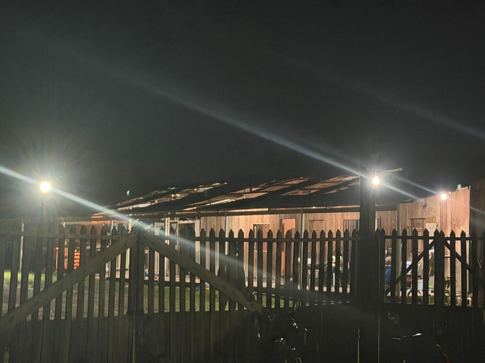 📌 Ventos de 65km destelham casas,… | Derrubam árvore e bloqueiam rua em Rio Branco; ninguém se feriu